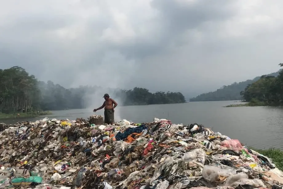 解決策をめぐる全国的議論が深まる中、インドネシアの家庭ごみ焼却危機に挑むパイロット事業