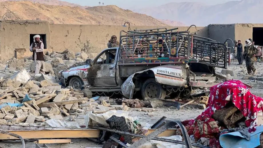空爆がカーブルを揺らす中、パキスタンはアフガニスタンに「公然たる戦争」を宣言