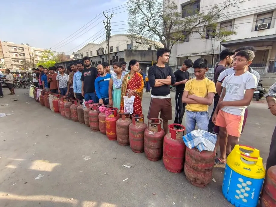 西アジア戦争は、ガソリンスタンドから台所までインド経済をどう圧迫しているか