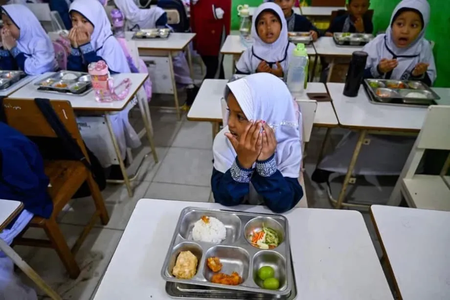 インドネシア、中東発の石油ショックに備え無償給食プログラムを削減
