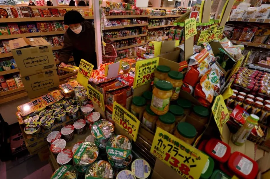 日本の経済の逆説：実質賃金が上昇する一方、家計は支出を切り詰める