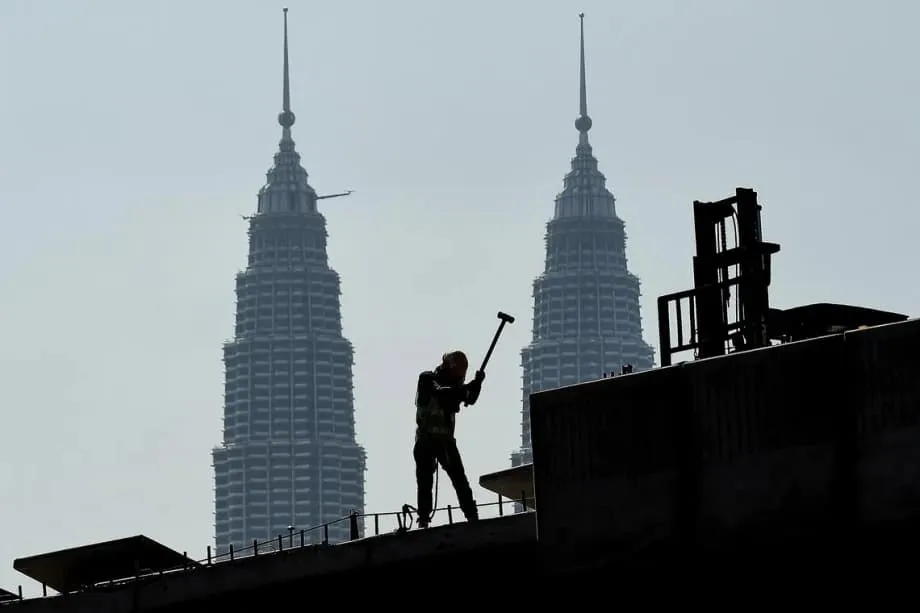 汚職疑惑のなか、マレーシアが物議を醸す新・外国人労働者制度を検討