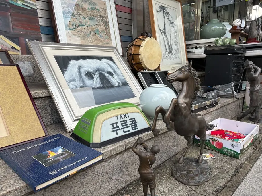 ソウルの日曜日路上市場：混沌と歴史を貫く3.5マイルの宝探し