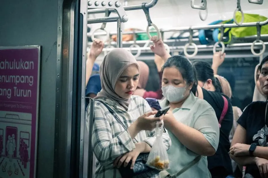 ピンジョルの罠：インドネシアの若年労働者がデジタル負債の悪循環に陥っていくのはなぜか