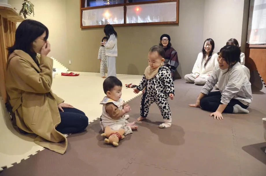 記録的少子化が進む日本で、深夜の泣きカフェが疲弊した母親に避難場所を提供