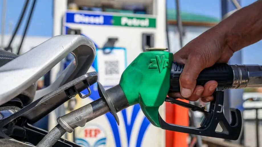 インドのE20ガソリン導入、エネルギー安全保障とドライバーの負担が対立