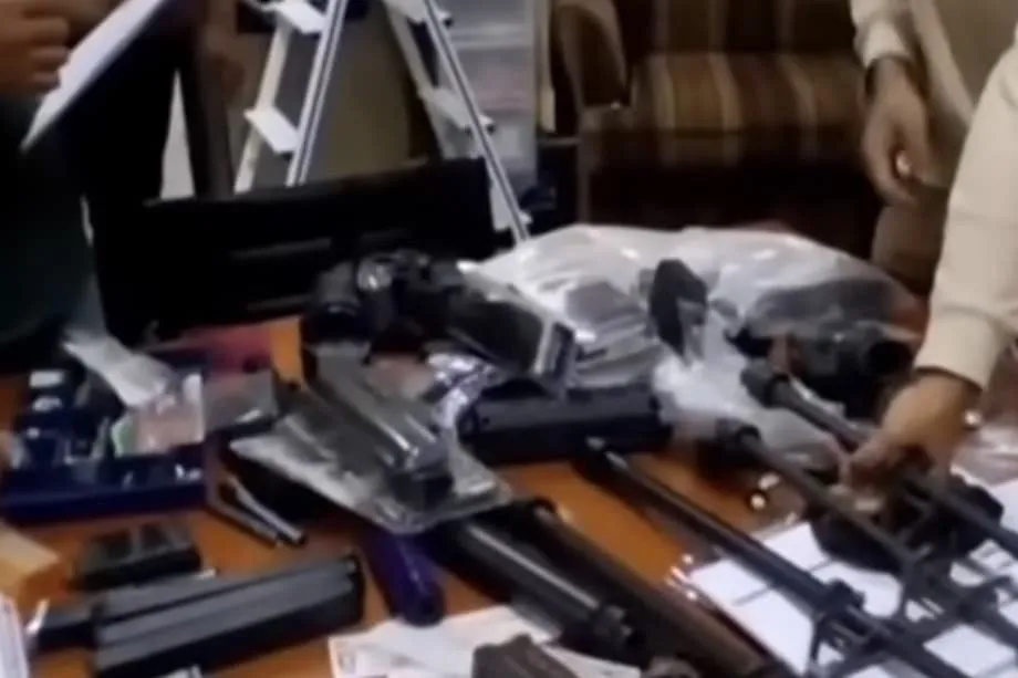 インドネシアの学校の一室で約1,000点の銃器を発見