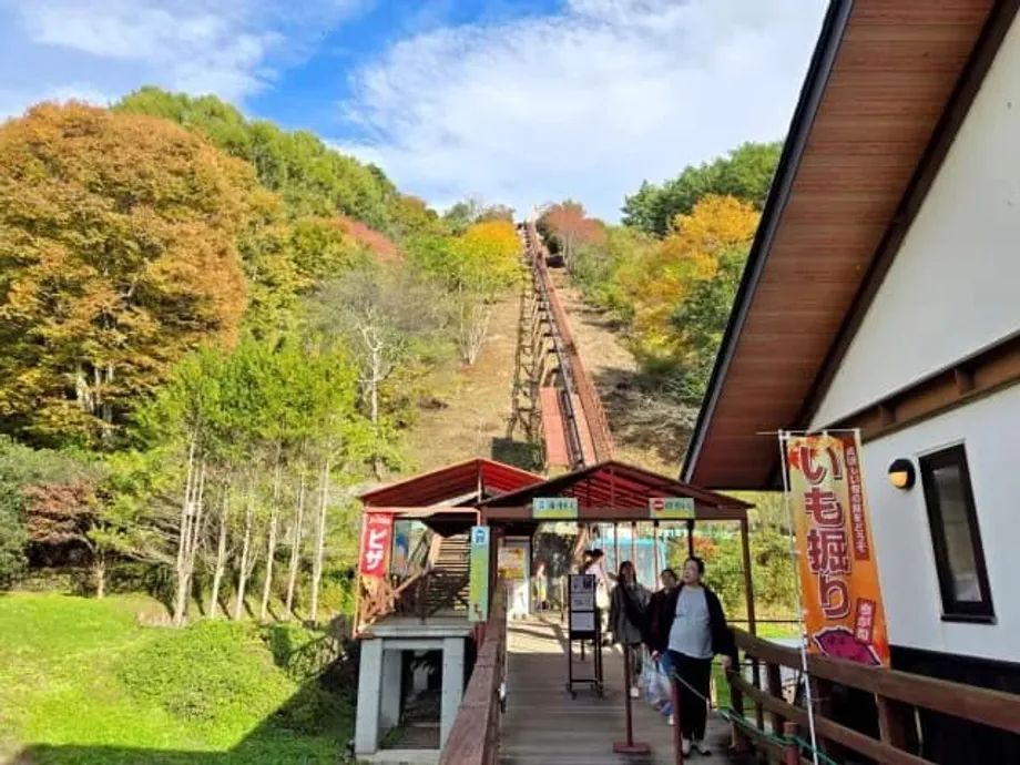 道の駅南きよさとに隠れた山のリフト、花の公園へ来訪者を運ぶ