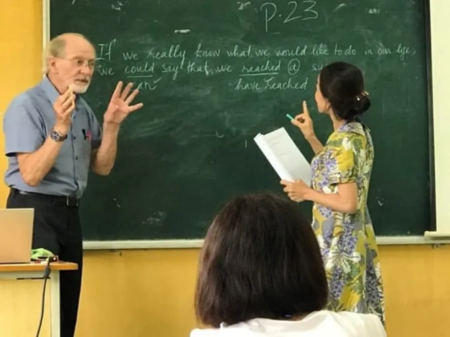 ベトナムの英語教育の逆説：何年学んでも成果が限られる理由と改善策
