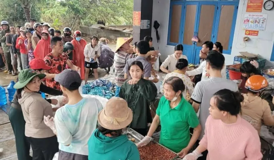 ベトナム中部の洪水、ボランティアの炊き出しが数千人を支援