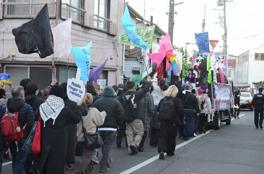 日本の都市で1,200人がヘイトに抗議、外国籍住民への敵意が高まる
