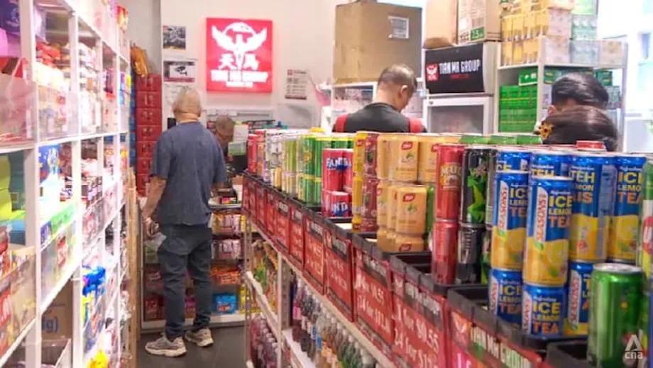 シンガポールの新飲料容器返還制度、政府支援があっても値上げへの懸念を招く