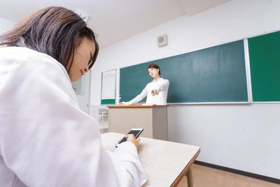 韓国、全国一律の教室内携帯電話禁止が導入の混乱に直面　学校間でルールに乖離