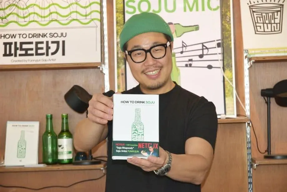 ソジュ・アーティスト、Funnyjunが韓国の酒席マナーを世界の読者へ