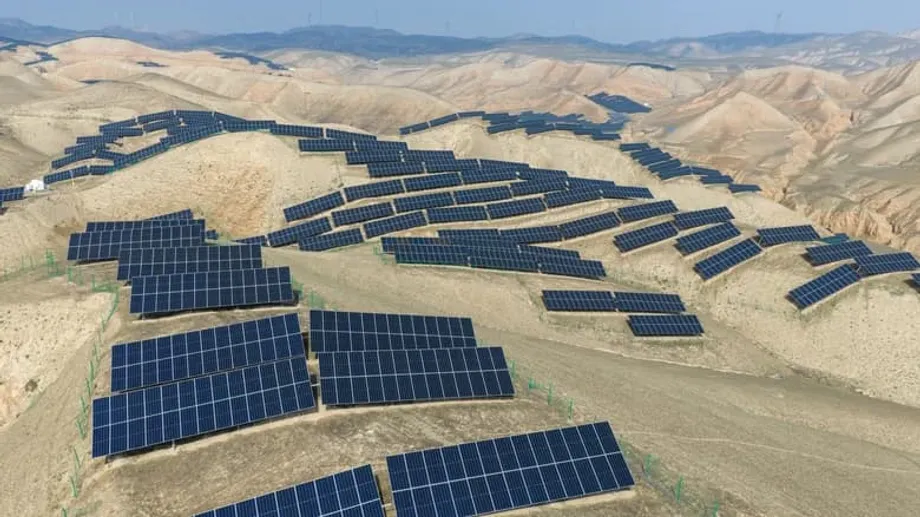 中国の巨大太陽光発電施設が、電力網を支えながら砂漠を緑化