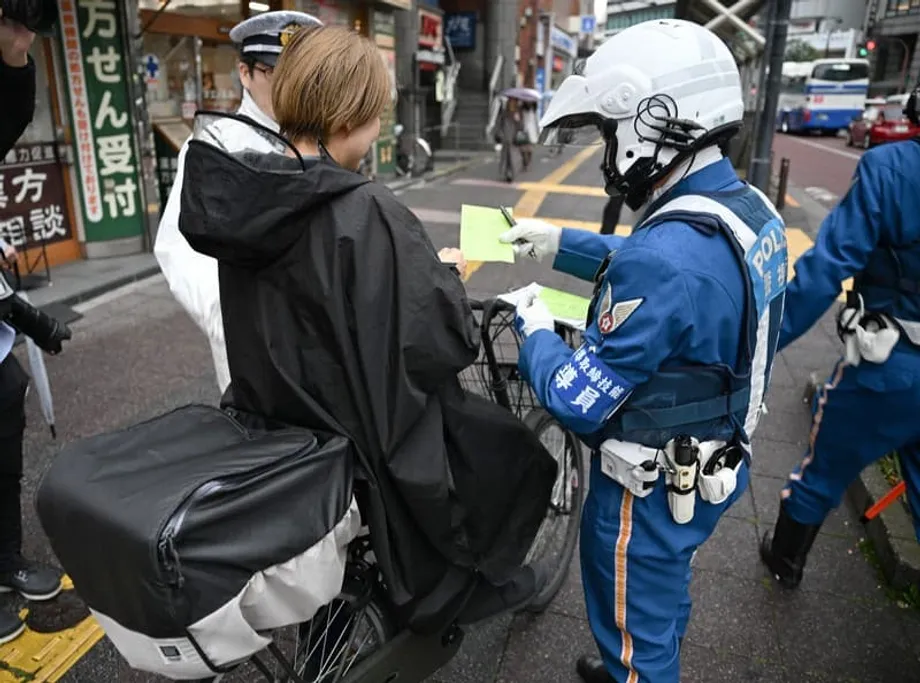 取り締まり強化と詐欺拡大のなか、自転車の青切符制度に賛否