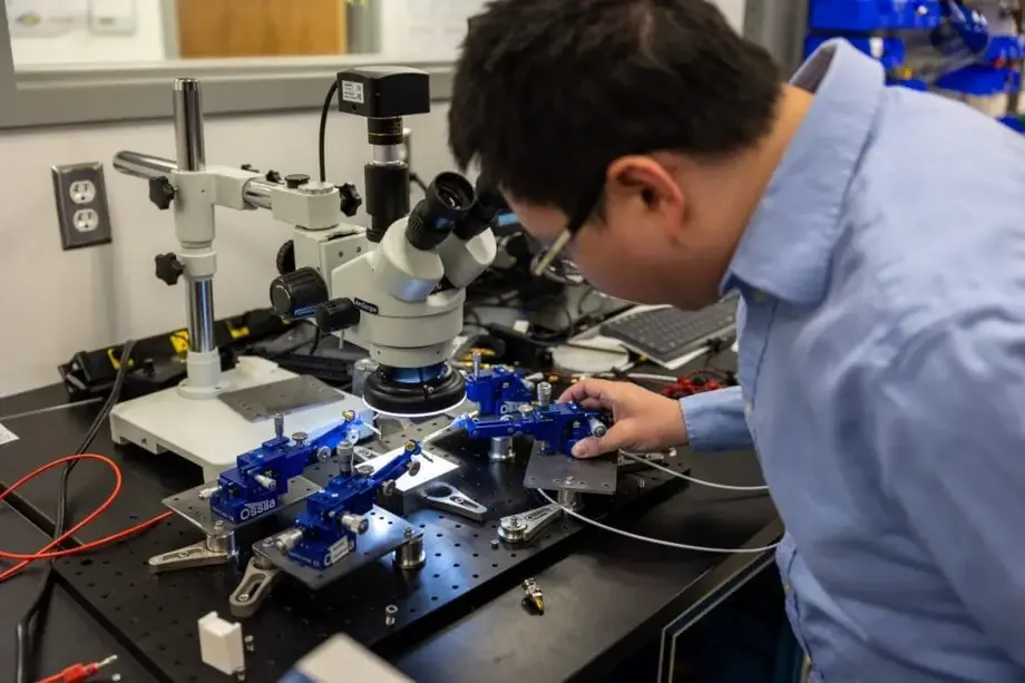 Quantum Chip Creates Entanglement Across Six Sound Modes and Transfers It Between Resonators