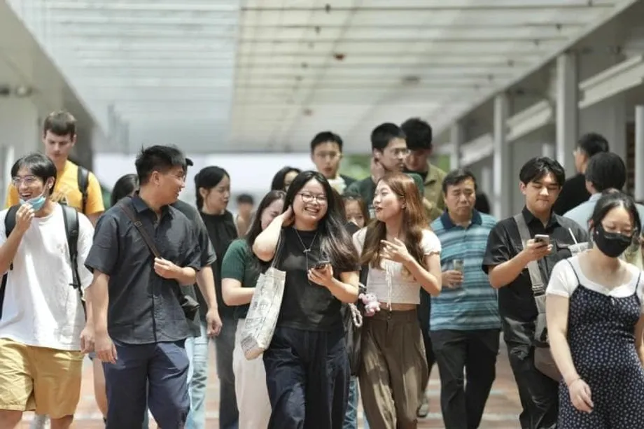 留学先がアジアへシフトするなか、香港とシンガポールが留学生獲得を競う